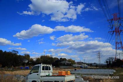 春の雲 軽トラ 農作業